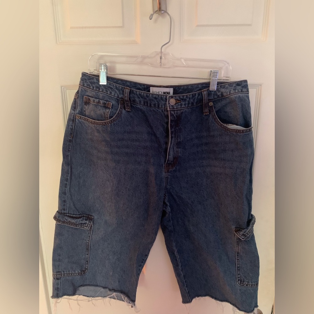 fashion nova cargo shorts / size 13